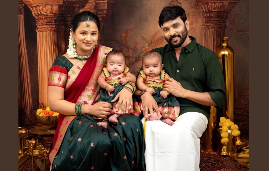 சமூக வலைதளங்களில் குழந்தைகளுடனான புகைப்படங்களைப் பதிவிட்டுள்ள சினேகன் – கன்னிகா தம்பதி எங்களை நேசிக்கும் உங்கள் அன்பு… எங்கள் மகள்களையும் நேசிக்கட்டும் எனப் பதிவிட்டுள்ளனர்.