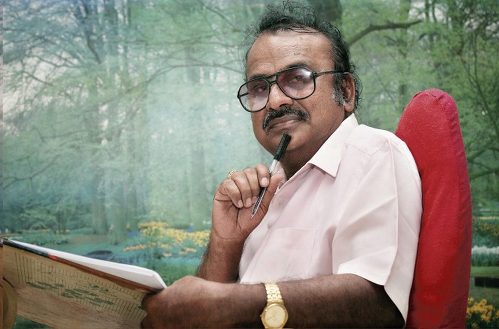 ஒரு வருட இடைவெளியில் நான் என் தந்தையோடு இணைந்து கைத்தறி சேலைத் தயாரிப்பு தொழிலை கவனித்துக்கொண்டே எழுத்துப் பணியையும் தொடரவே, ஆசிரியர் பணி என்னைவிட்டு விலகி பால்வெளி மண்டலத்திற்கு அப்பால் போய்விட்டது.