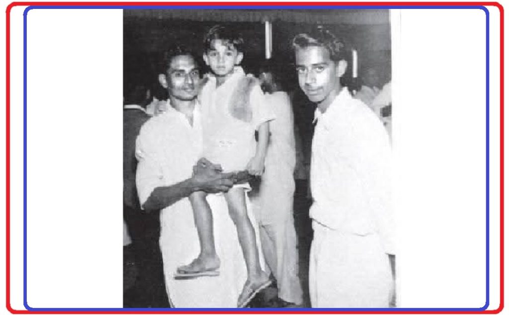 ’களத்தூர் கண்ணம்மா’ படப்பிடிப்பில் கமல்ஹாசனை தூக்கி வைத்திருக்கும் எஸ்.பி.முத்துராமன், அருகில் கமலின் அண்ணன் சந்திரஹாசன்.