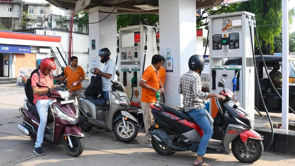 இந்தியாவில் பெட்ரோல் மற்றும் டீசல் விலை தொடர்ந்து உயர்ந்து வருகிறது. கடந்த இரண்டு வாரங்களில் பொதுத்துறை எண்ணெய் நிறுவனங்கள் ஐந்தாவது முறையாக விலையை உயர்த்தியுள்ளன.