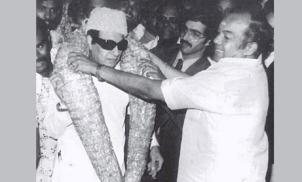 எம்.ஜி.ஆருக்குப் பின்னால் நின்ற தொண்டர்கள்!
